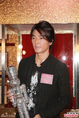 组图：郑伊健获赠水晶机器人 童心未泯最爱游戏