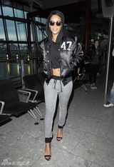 组图：蕾哈娜伦敦机场街拍 露脐装秀曼妙曲线