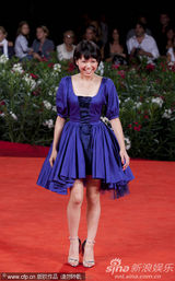 组图：《庸才》首映 堂富美蓝裙可爱臀部似鸡尾