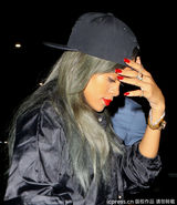 组图：蕾哈娜黑衣酷装亮相 用手遮脸红唇抢镜