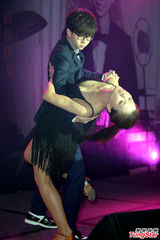 组图：胡夏帅气亮相记者会 现场大跳探戈