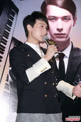 组图：严爵8月底香港开唱 努力练习广东话