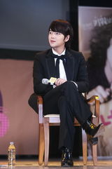 高清组图：金荷娜宣传《宠物》 张根硕送飞吻抛媚眼