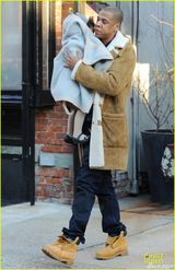 组图：碧昂斯一家白宫赴宴 JayZ吻女儿父爱满满