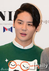 组图：韩团JYJ出席粉丝会 穿可爱卫衣卖萌