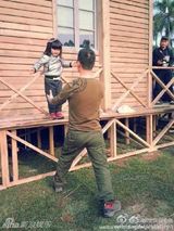 组图：电影《爸爸》曝花絮照 萌宝喂小动物有爱