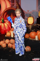 组图：吴卓羲宣传万圣节扮吸血鬼 高海宁险走光