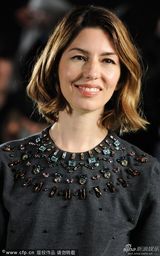 组图：东京电影节开幕群星亮相 小怪兽闹绿毯