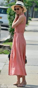 组图：米兰达碎花裙戴五边形黑超 展甜美时尚风