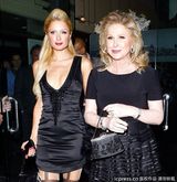 组图：希尔顿为母亲庆祝53岁生日 全家出动声势浩大