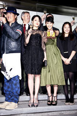 组图：陈燃参加汽车时尚派对 与成龙相谈甚欢