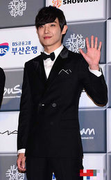 组图：釜山电影节开幕 李准着黑色西服帅气亮相