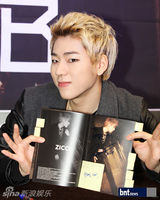 组图：韩团Block B回归歌坛 举办粉丝签名会