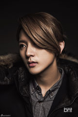 高清组图：韩团NU'EST冬季写真大秀美少年范儿