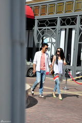 组图：杨幂刘恺威现身戛纳 悠闲甜蜜牵手散步