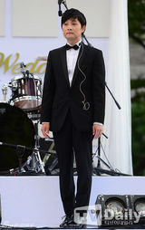 组图：韩导与同性恋人高调完婚 河莉秀等道贺