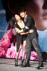 组图：汪东城生日蓝心湄送香吻 曝其“到处睡”