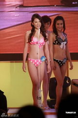 组图：《亚视2011节目巡礼》亚姐泳装亮相比拼身材