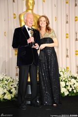 高清组图：奥斯卡后台获奖众星举金人光彩照人