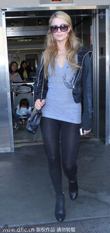 组图：希尔顿黑超遮面 V领T恤搭紧身裤秀性感