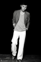 组图：秦昊秋季写真曝光 简约时尚显型男风范