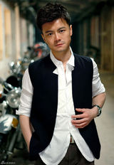 组图：唐以诺休闲写真显随性魅力