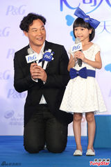 组图：陈奕迅个唱门票秒杀 与童星 乔 乔 比鬼脸