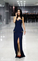 组图：IT GIRL陈燃蓝色长裙简约亮相 诠释自然时尚