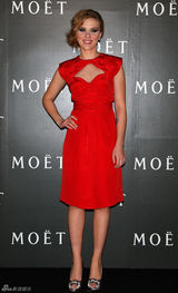 高清组图：斯嘉丽-约翰逊东京红衣代言