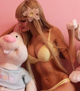 组图：俄罗斯女孩整形成真人芭比 艳照走红网络