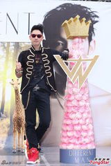 组图：吴建豪亮相签唱会 墨镜耍酷现场热舞