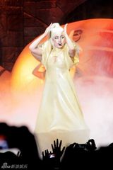 组图：Gaga巴塞罗那献唱 铆钉装威武羊角头怪异