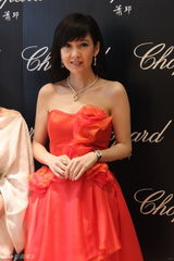 组图：周慧敏妩媚出席活动 肌肤白皙气质优雅高贵