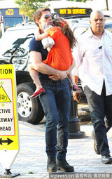 组图：汤姆-克鲁斯离婚后首探爱女 遭狗仔围堵