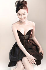 组图：戴娇倩最新礼服写真 尽显优雅成熟魅力