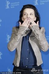 组图：《她们》记者会 比诺什开心搞怪热吻女星