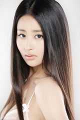 组图：颖儿清纯写真曝光 裸妆出镜玩连拍