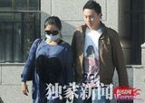 组图：何洁释小龙甜蜜回京 购家具同行照曝光