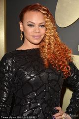 组图：女歌手费丝伊凡泡面卷发黑裙微笑