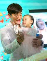 独家：贾乃亮庆生变吃货 女儿亮相扮酷(图)