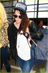 组图：暮光女现身机场一路黑面 帕丁森传新恋情