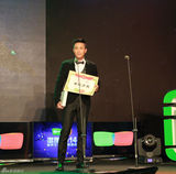 组图：杜淳黑西装绅士复古发型获全民男友奖