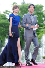 组图：藤井美菜李玹雨亮相富川电影节红毯