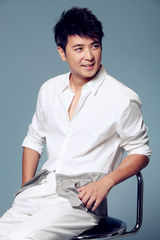 组图：保剑锋最新写真 展干练睿智侦探风格