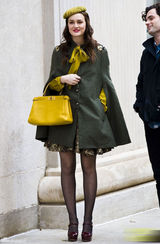 高清组图：莉顿-梅斯特街拍 斗篷大衣搭配花裙