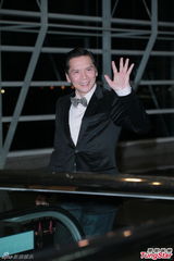 组图：汪圆圆婚礼甜蜜长吻 吴君如李嘉欣等到场