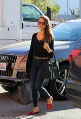 组图：阿尔芭提大包小包现身 黑超遮面气质靓丽