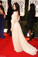 组图：第69届金球奖红毯杰西卡-贝尔高开衩蕾丝裙