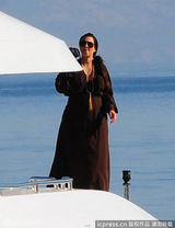 组图：卡戴珊携家人包游艇跳水度假 甘当摄影师