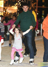 组图：汤姆-克鲁斯带妻女滑冰小苏瑞穿着单薄